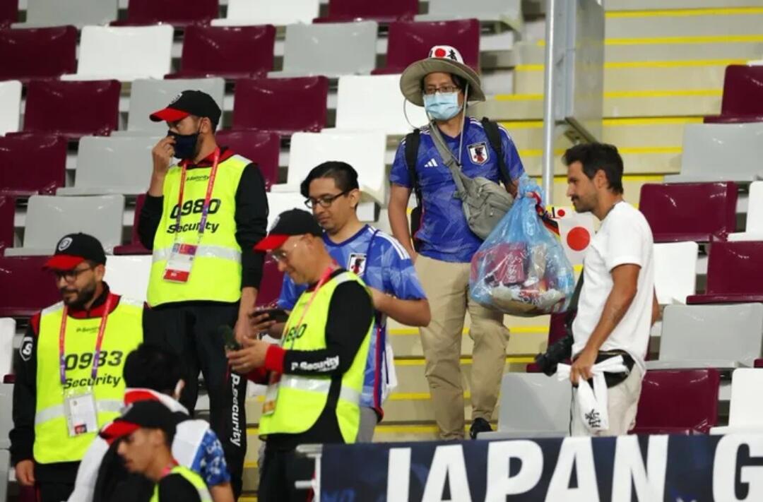 Patut Diapresiasi! Fans Jepang Bersih-Bersih Stadion Pasca Kemenangan Atas Jerman