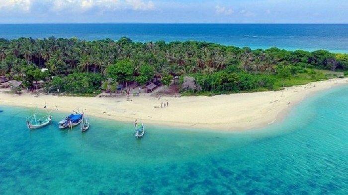 Snorkeling Asyik di Pulau Awet Muda Gili Iyang