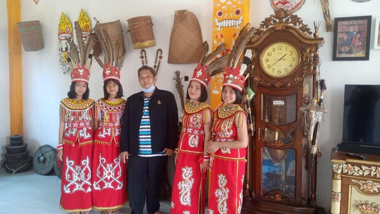 Berfoto dengan anak anak Pak Kris Mara