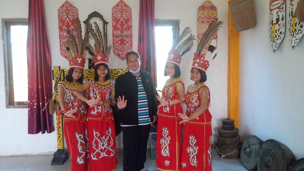 berfoto dengan anak anak Pak Kris Mara 1