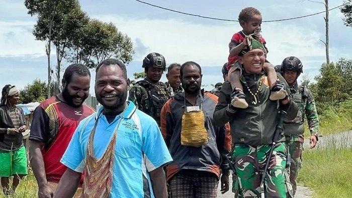 Solidaritas TNI dan Warga Intan Jaya Di Tengah Teror KKB Papua