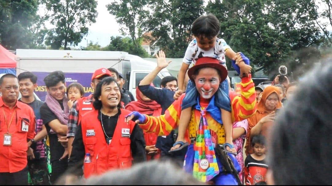 Artis Pelawak Komeng Bersama Koplak Hibur Warga Terdampak Gempa di Cianjur 