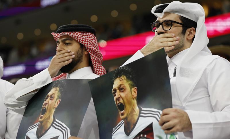 Bentangkan Poster Mesut Ozil, Aksi Saling Sindir Di Piala Dunia Qatar