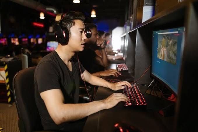 8 Tipe Pengunjung Warnet di Era Kejayaannya, dari Gamer Sampai Tukang Judi