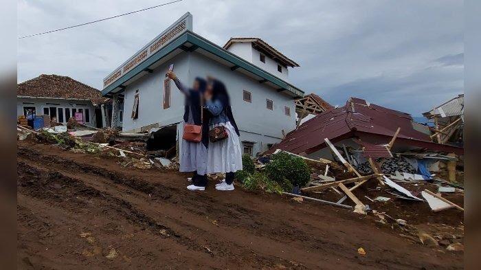 Dua Ibu Selfie di Lokasi Bencana Gempa Cianjur, Latarnya Bangunan yang Ambruk