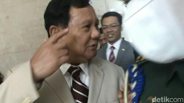 Prabowo Tunjuk-tunjuk Rambutnya saat Respons 'Pemimpin Rambut Putih'