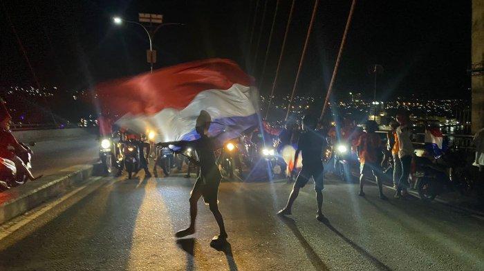 Ratusan Fans Oranje Berhasil Kibarkan Bendera Timnas Belanda di Atas JMP Ambon