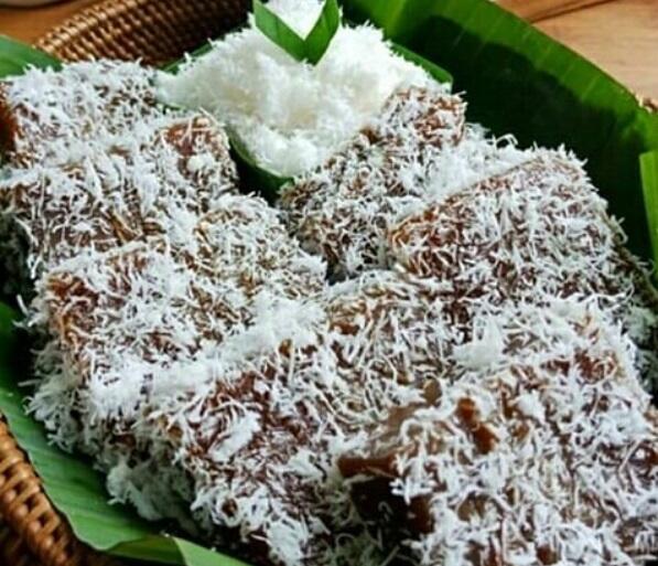 Lompong Sagu. Jajanan Khas Minang yang saat ini sudah tergerus zaman.