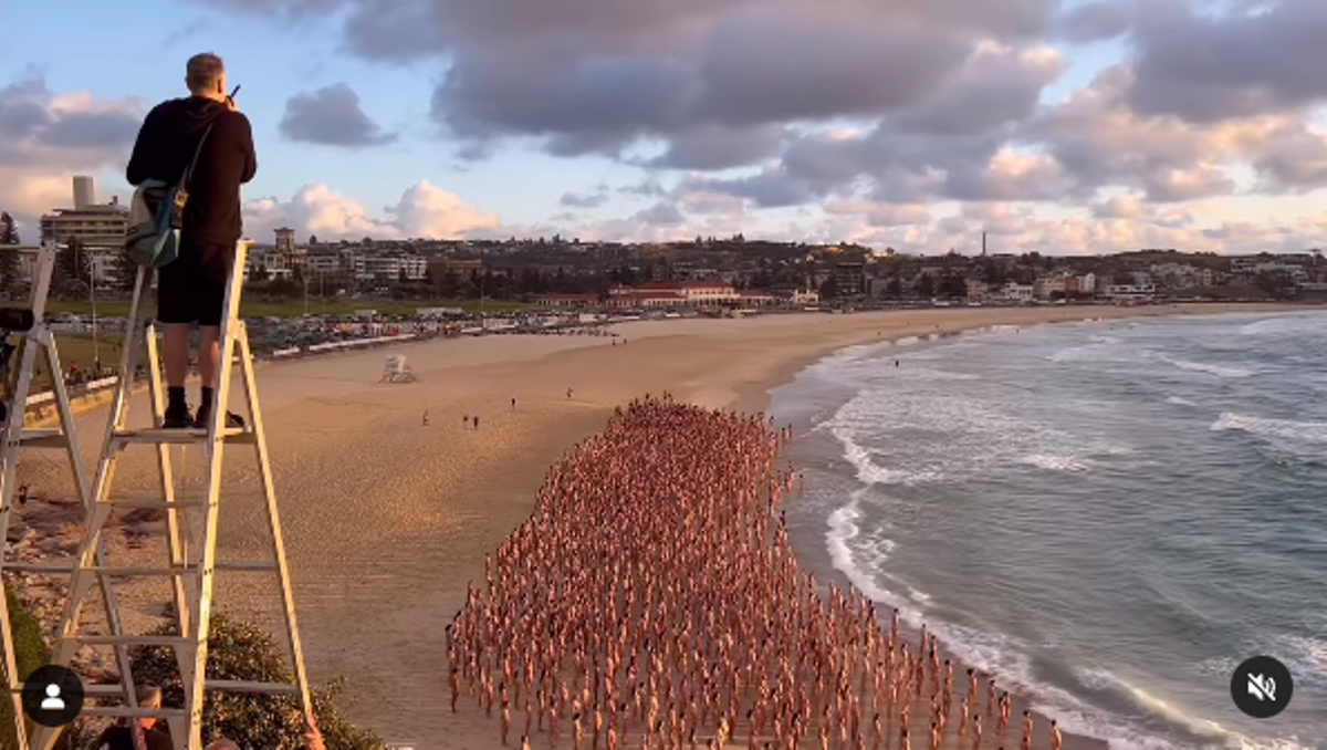 Uniknya Kampanye Sadar Kanker Kulit, Ribuan Orang Telanjang di Pantai Bondi Australia