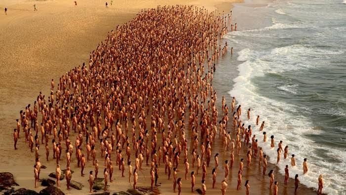 Uniknya Kampanye Sadar Kanker Kulit, Ribuan Orang Telanjang di Pantai Bondi Australia