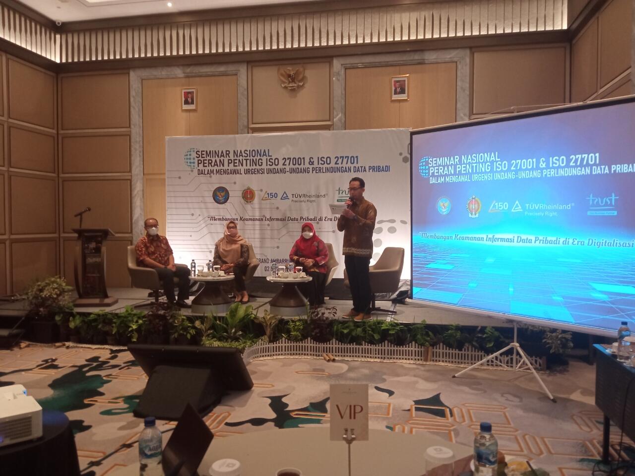 SEMINAR NASIONAL PERLINDUNGAN DATA PRIBADI - ISO 27001 DAN FDIS ISO/IEC 27701
 
