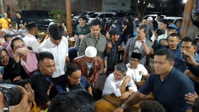 Anies Baswedan Nobar Piala Dunia 2022 di Warkop Pak Haji Banda Aceh