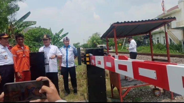 Heroik, Penjaga Palang Pintu KA Sukodadi Lakukan Penyelamatan Pada Pemotor Bandel
