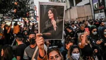 Iran Resmi Bubarkan Polisi Moral