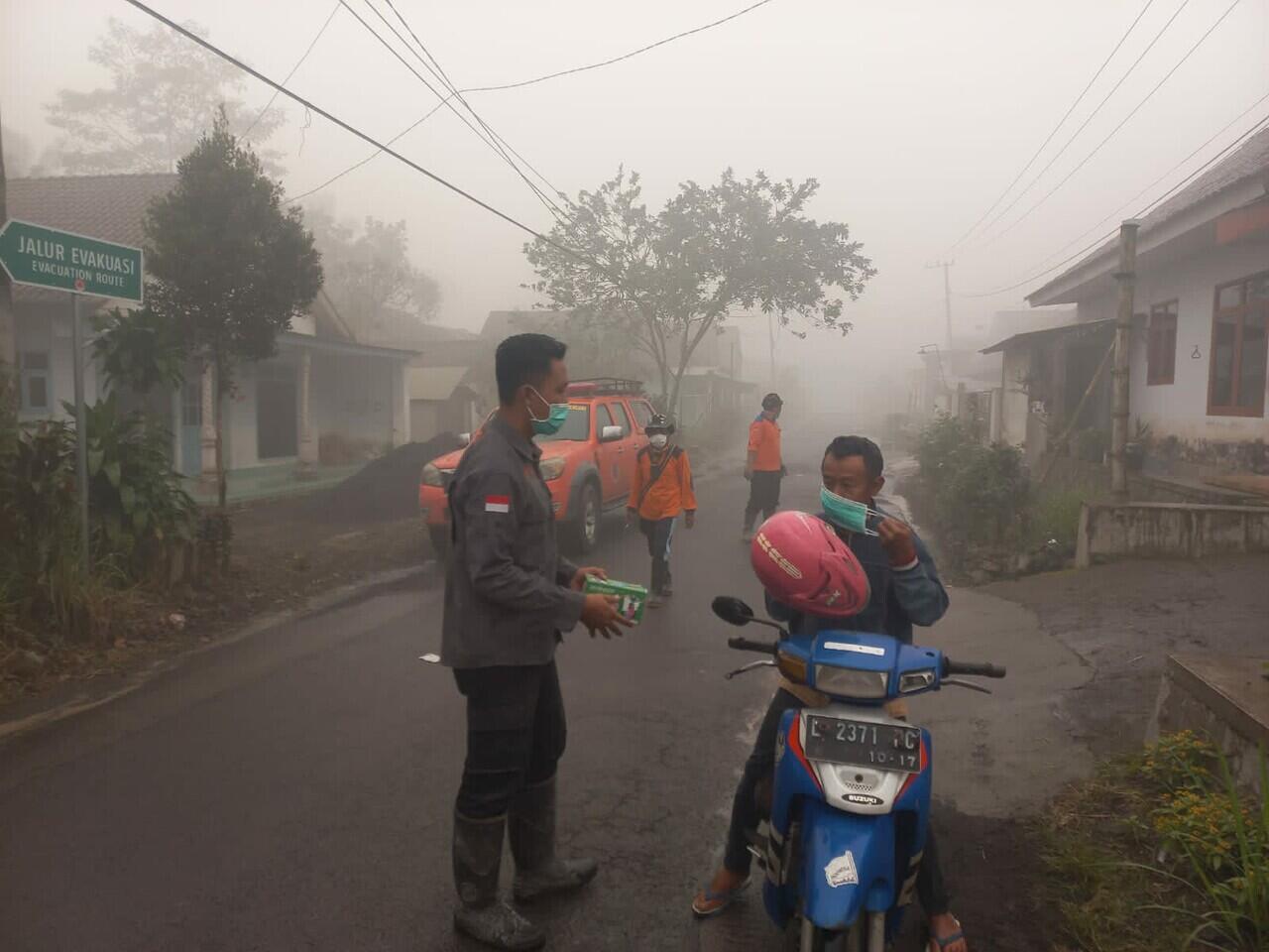 Foto Dasyatnya Letusan Gunung Semeru