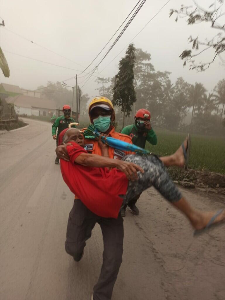 Foto Dasyatnya Letusan Gunung Semeru