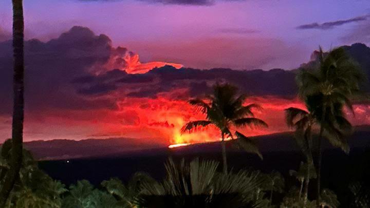 Gunung Berapi Terbesar Di Dunia Meletus! Langit Malam Berubah Jadi Merah!