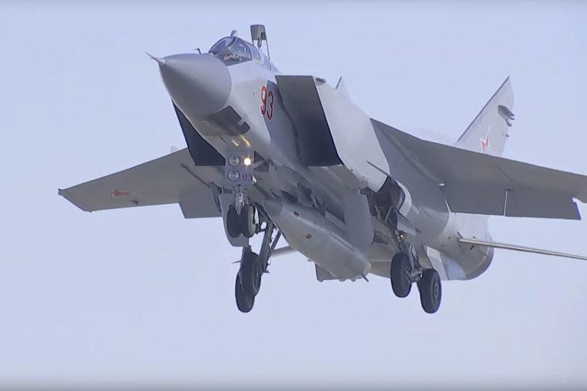 MiG-31 Foxhound Jatuh di Hutan, Pilot Berhasil Melontarkan Diri dari Pesawat