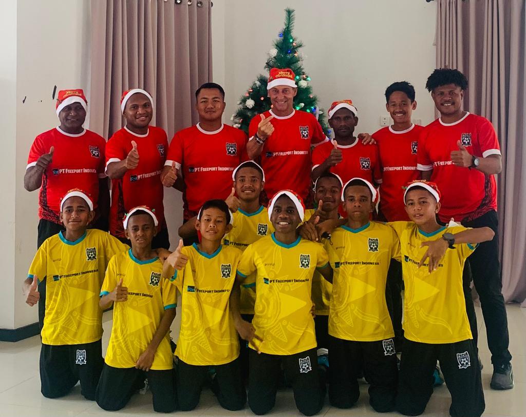 Tak Hanya Bermain Bola, Anak-anak Papua Football Academy Juga Gelar Aksi Sosial