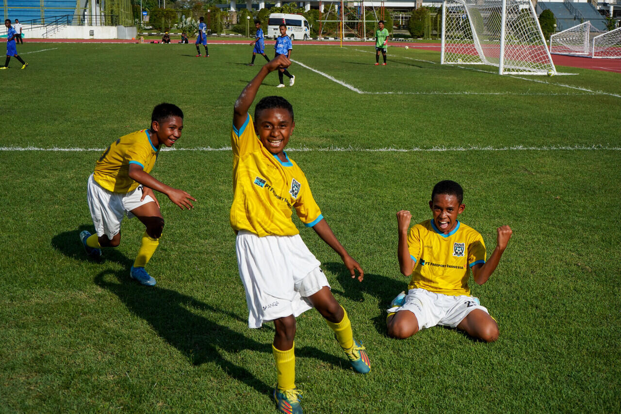 Tak Hanya Bermain Bola, Anak-anak Papua Football Academy Juga Gelar Aksi Sosial