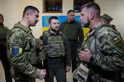Beri Suntikan Moral, Zelensky Kunjungi Garis Depan Pertahanan di Donetsk