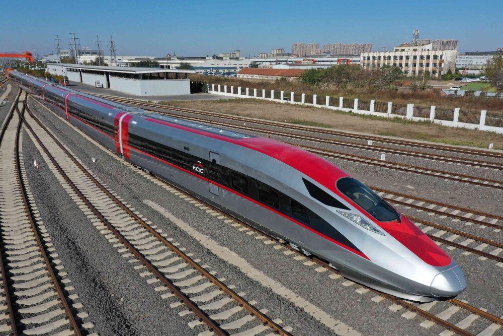 MENUNGGU KERETA CEPAT JAKARTA-BANDUNG UNTUK PUBLIK