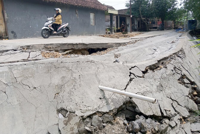 Duh! Baru Selesai Dikerjakan, Jalan di Gempolpayung Grobogan Langsung Rusak...