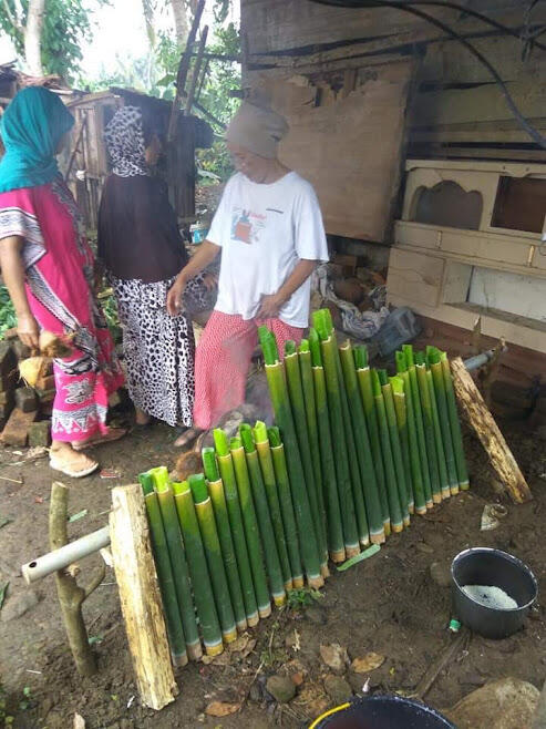 Lamang. Kuliner khas Minangkabau yang sering ditemui saat lebaran.