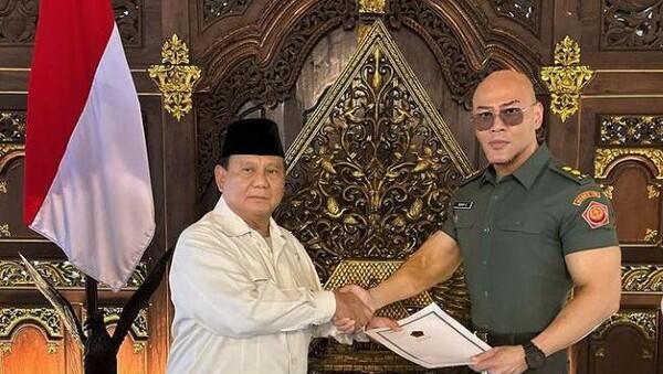 Prabowo Beri Deddy Corbuzier Pangkat Letnan Kolonel Tituler TNI AD!