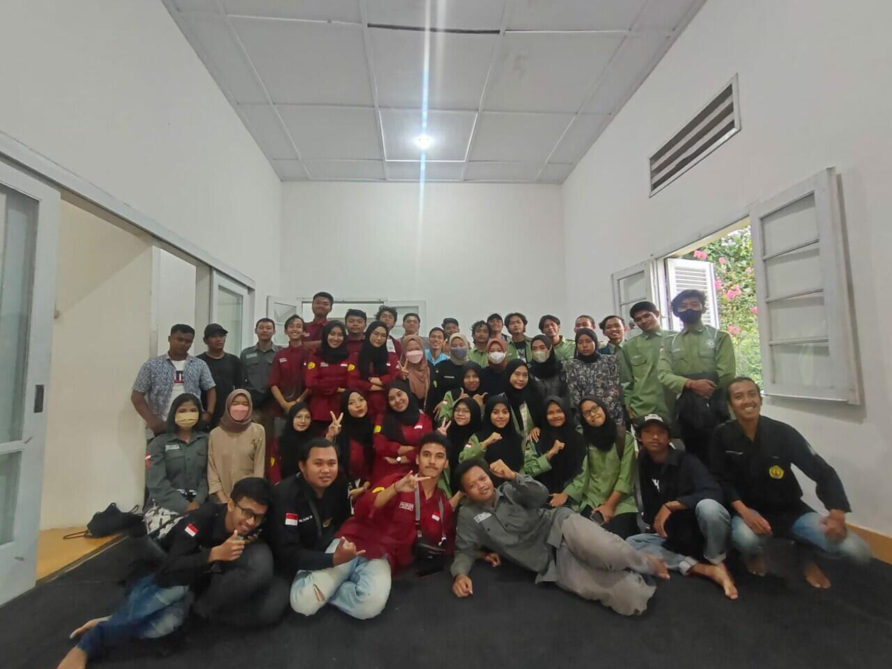 Paguyuban Mahasiswa Sejarah Jember Jelajah Situs di Rumah Villa Kuning Rembangan