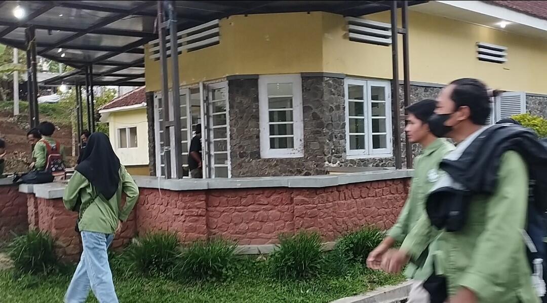 Paguyuban Mahasiswa Sejarah Jember Jelajah Situs di Rumah Villa Kuning Rembangan