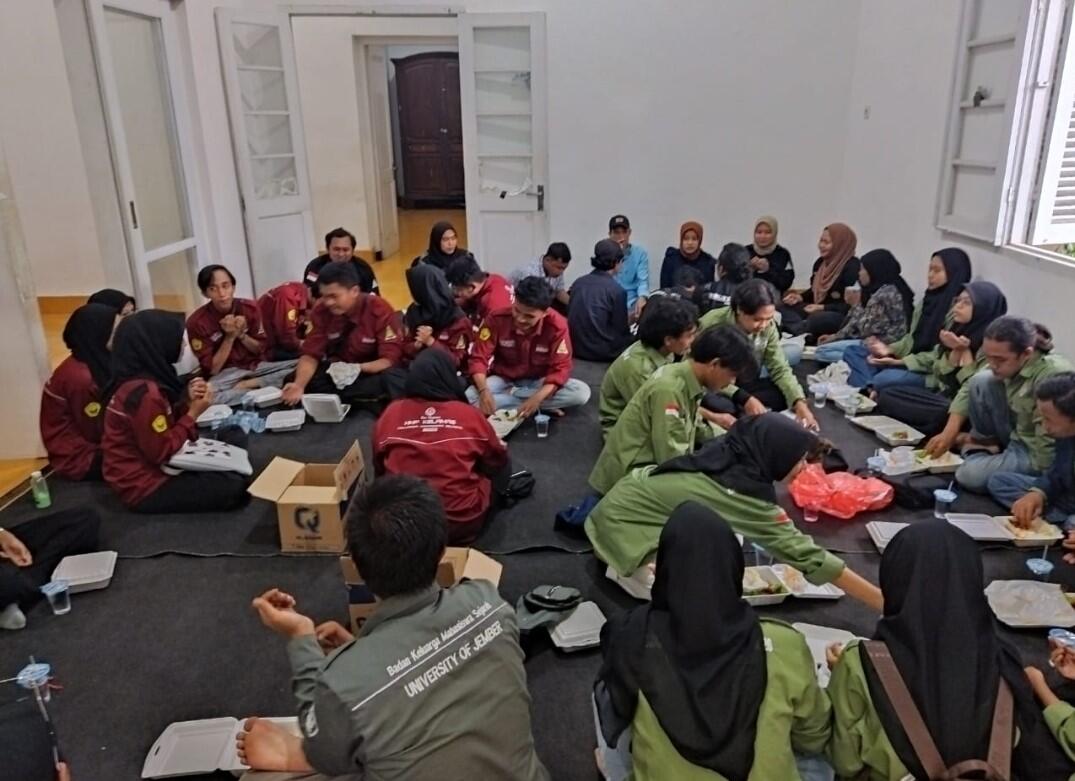Paguyuban Mahasiswa Sejarah Jember Jelajah Situs di Rumah Villa Kuning Rembangan