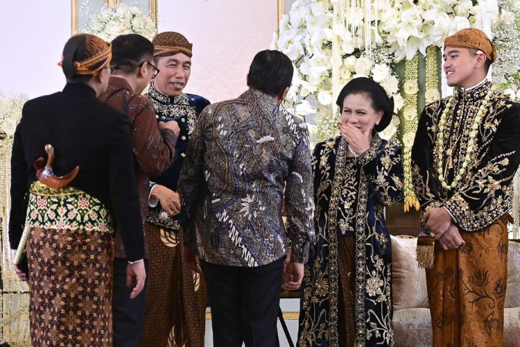 Buka Masker untuk Kejutkan Iriana di Tasyakuran Kaesang