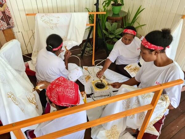 Kemensos Gelar Pelatihan Membatik-Menjahit untuk Mama-mama di Papua