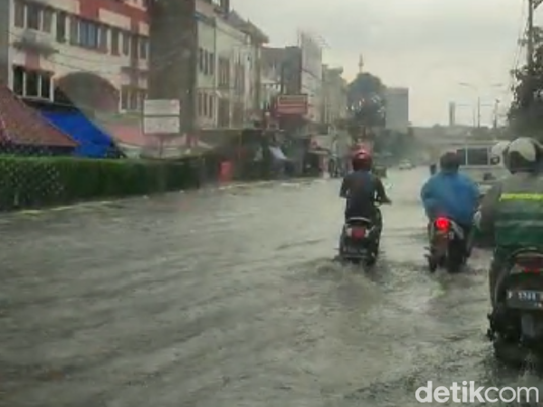 Jalan Margonda Raya Dekat Balkot Depok Tergenang Usai Hujan Deras