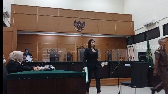 Cekcok di Persidangan, Nikita Mirzani Banting Mic dan Lempar Berkas Pemeriksaan 