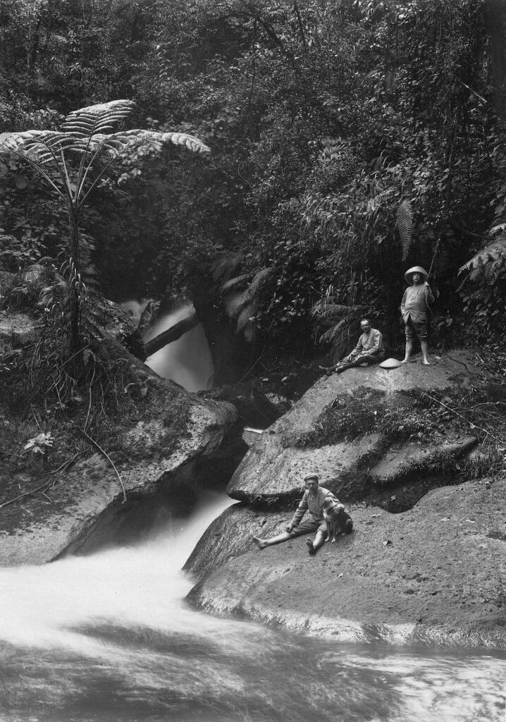 Pria Belanda Di Dekat Air Terjun