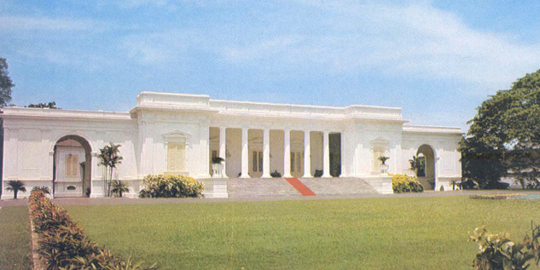 Saat Presiden Ketahuan Kencing di Semak-Semak Istana Merdeka
