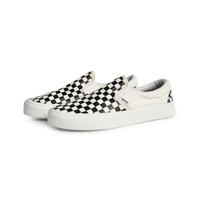 10 Rekomendasi Sepatu Slip On Brand Lokal dengan Motif Catur