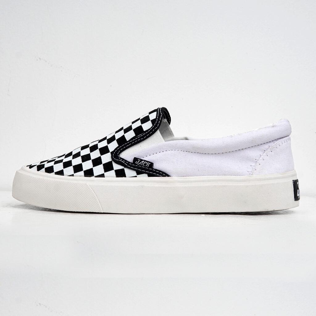 10 Rekomendasi Sepatu Slip On Brand Lokal dengan Motif Catur