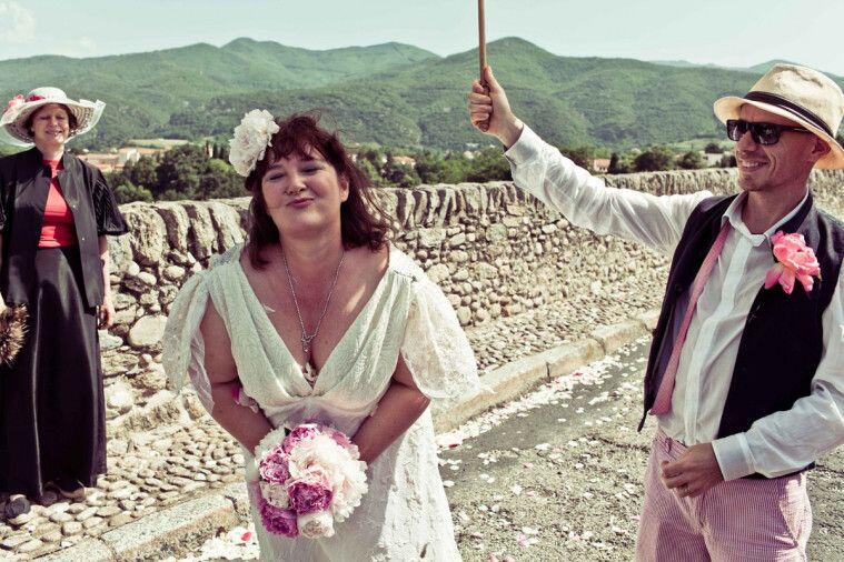 Apakah Ini Cinta? Mereka Menikah dengan Benda Mati