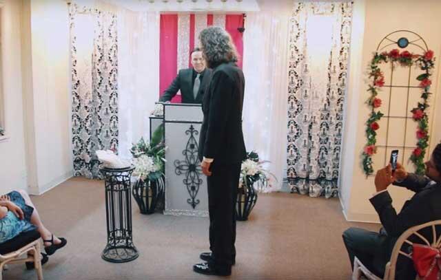 Apakah Ini Cinta? Mereka Menikah dengan Benda Mati