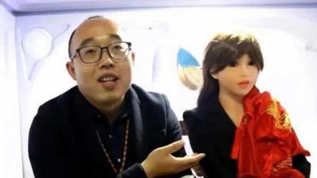 Apakah Ini Cinta? Mereka Menikah dengan Benda Mati