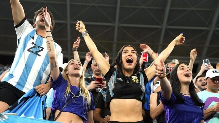 Kenapa Fans Wanita Dalam Sepakbola, Sering Nekat Telanjang Dada?