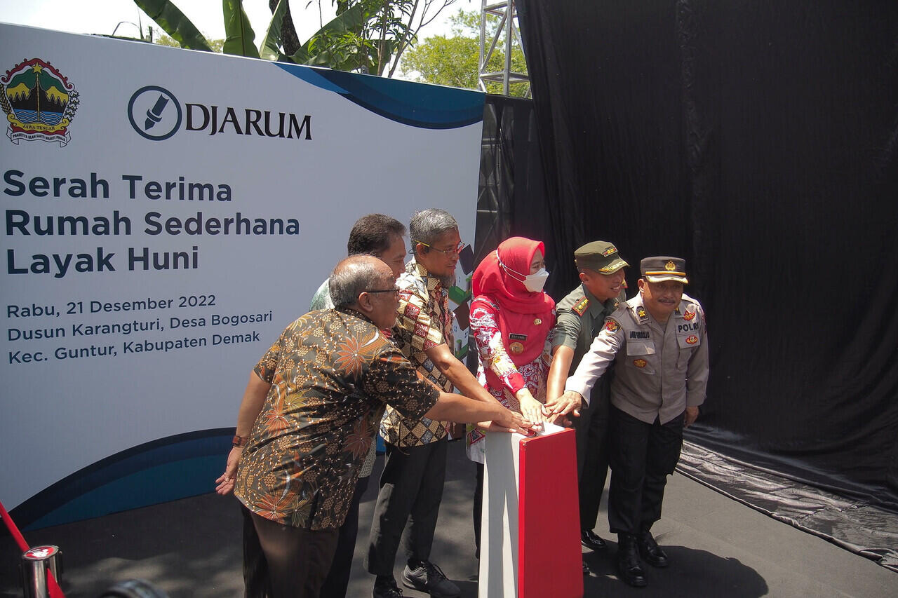 Bantu Entaskan Kemiskinan, Pemerintah &amp; PT Djarum Renovasi 10 Rumah di Demak