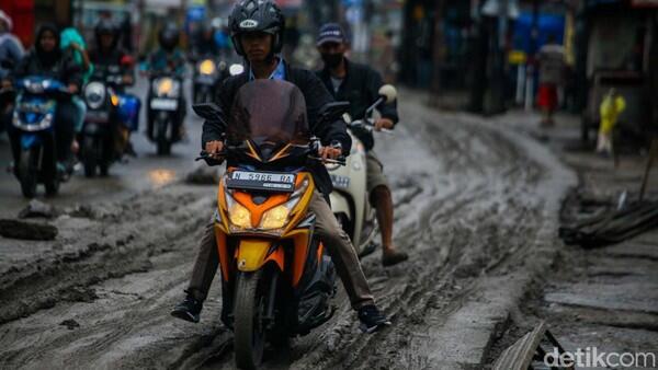 Eror Banget! Jalan Belum Kering Sudah Dilintasi 