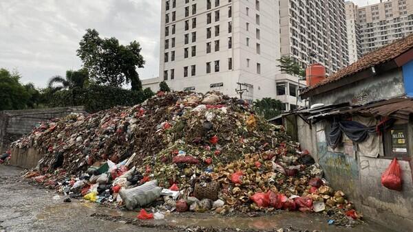 Warga Curhat Gunungan Sampah di Pasar Kemiri Muka Depok: Bau Mengganggu 
