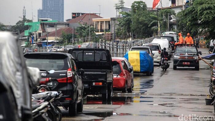 Punya Mobil Tanpa Garasi Terancam Denda Rp 2 Juta!