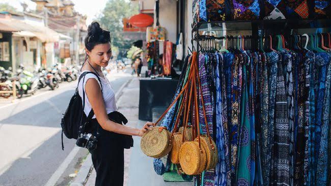 Liburan ke Bali Bingung Mau Beli Oleh-oleh Apa? 5 Makanan Ini Jadi Pilihan yang Tepat