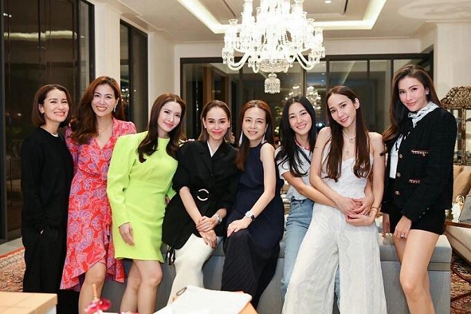 Foto-Foto Madam Pang Manajer Cantik Timnas Thailand
